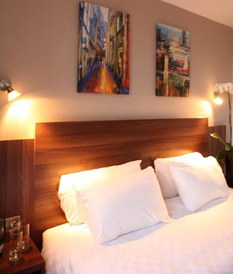 Jurys Inn Birmingham Eksteriør bilde A bedroom in a hotel