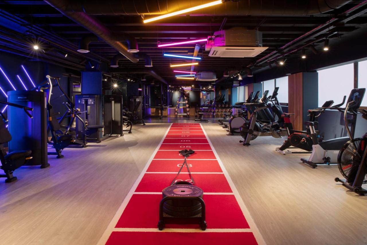 Jurys Inn Birmingham Eksteriør bilde The interior of a modern gym