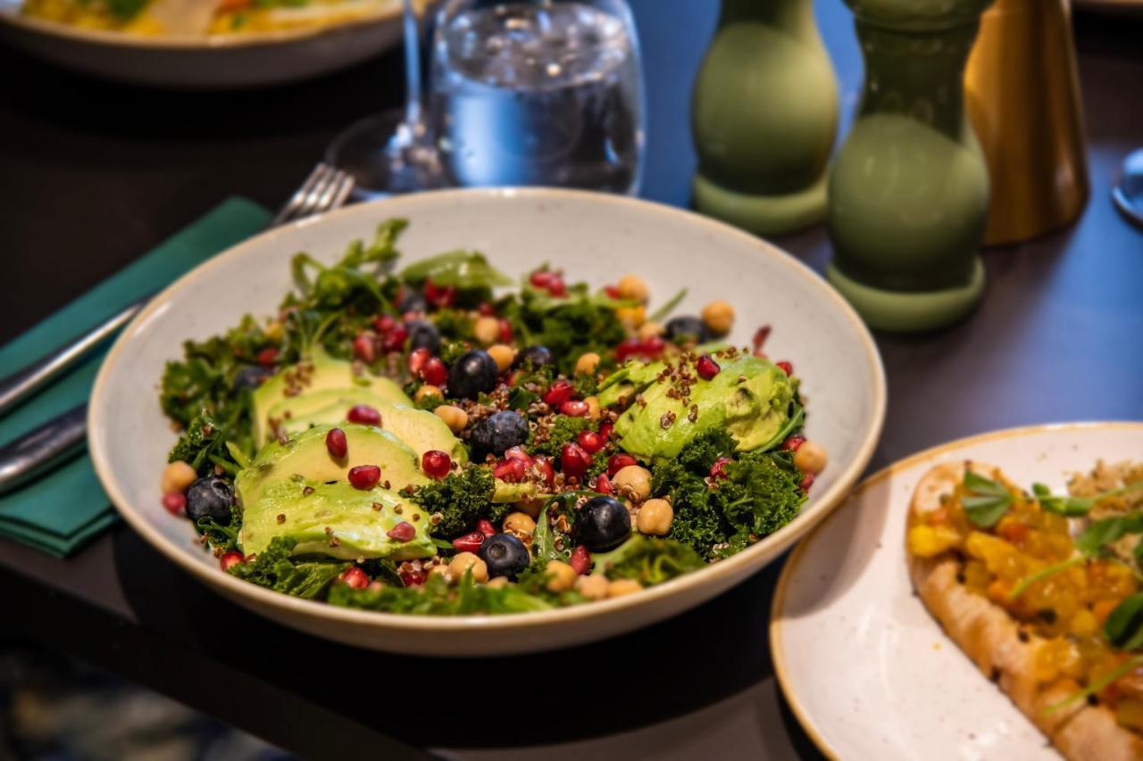 Jurys Inn Birmingham Eksteriør bilde Salad with avocado, quinoa, chickpeas, pomegranate seeds, kale, blueberries and blackberries