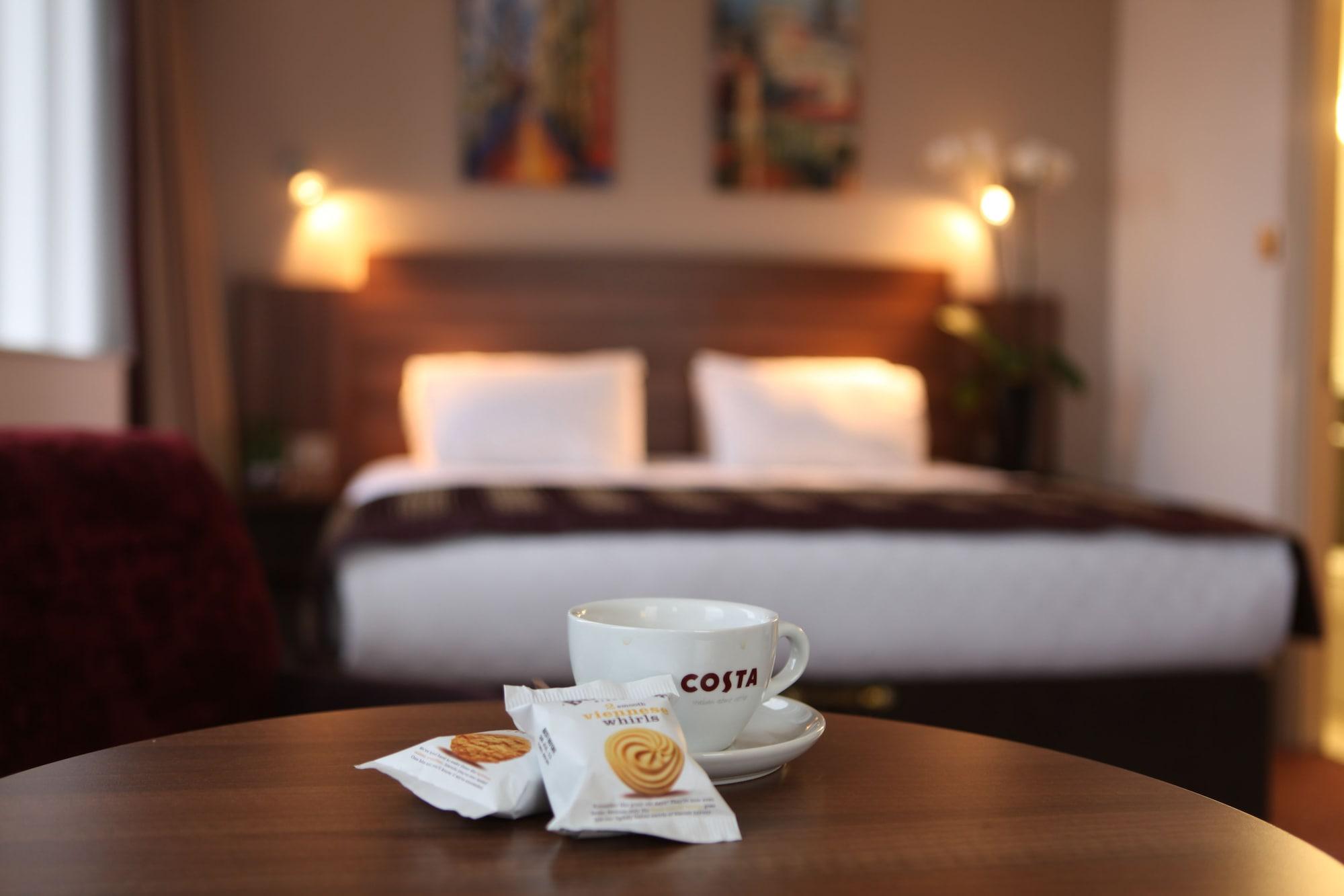 Jurys Inn Birmingham Eksteriør bilde A Costa Coffee in a hotel
