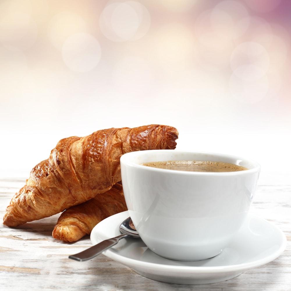 Jurys Inn Birmingham Eksteriør bilde Croissants and coffee