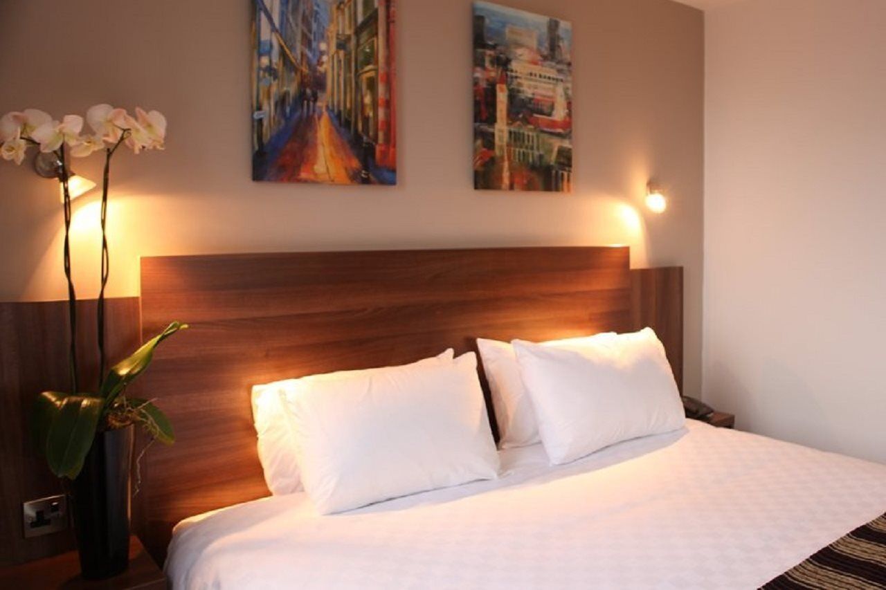 Jurys Inn Birmingham Eksteriør bilde A bedroom in a hotel